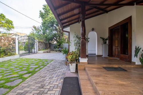 Spacious 4BR 4BA Family Villa wt Balcony & Lavish Garden in Ratmalana Airport