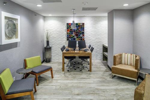 ศูนย์ธุรกิจ, ดับเบิลทรี บาย ฮิลตัน แอปเพิลตัน (DoubleTree by Hilton Appleton) in แอปเปิลตัน (WI)