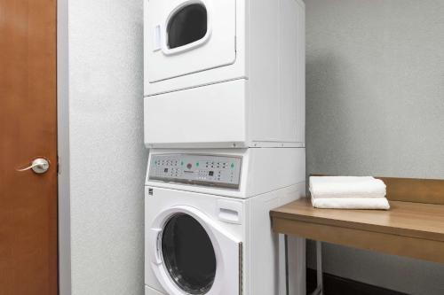 Hampton Inn Greenville-Simpsonville - image 14