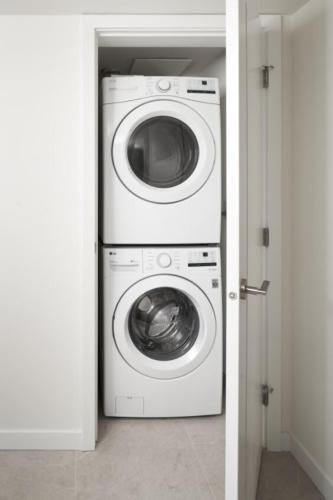 Deluxe One Bedroom Suite with Office image 3