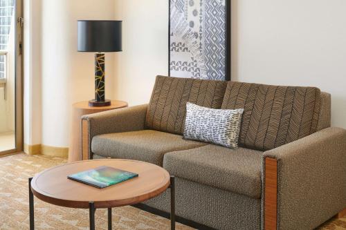 Embassy Suites by Hilton Waikiki Beach Walk - image 6