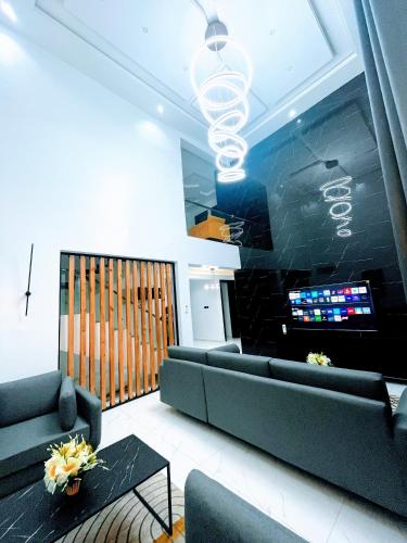 salon détente/TV commun, Contemporary 4-Bedroom Villa with VR Room and Starlink Internet - Ifemide Estates in Akure