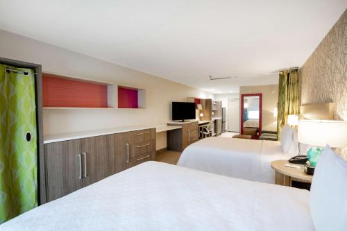 Queen Studio with Two Queen Beds - Non-Smoking image 3