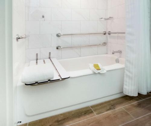King Room with Mobility Accessible Tub