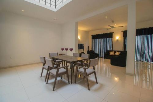 Stylish 4BR+3.5BA home wt AC + Rooftop + Parking