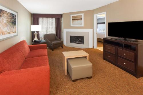 2 queen beds, 1 sofa bed