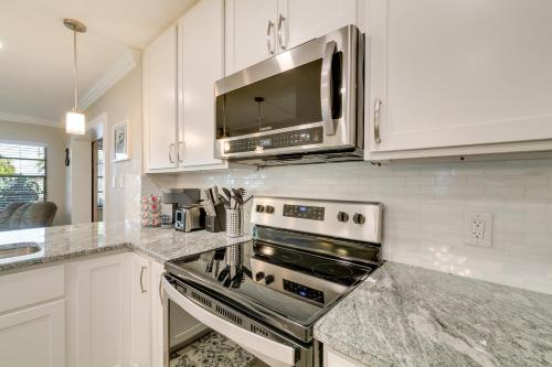 Hernando Beach Getaway with Private Dock and Kayaks! in Hernando Beach, USA