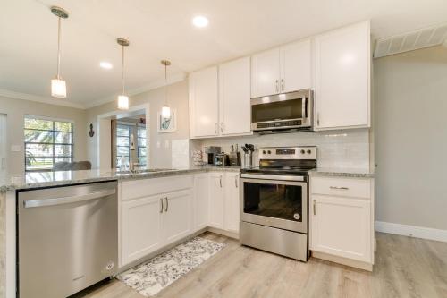 Hernando Beach Getaway with Private Dock and Kayaks! in Hernando Beach, USA