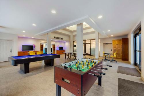 Hotel Game Room: Esports Entertainment for Guests