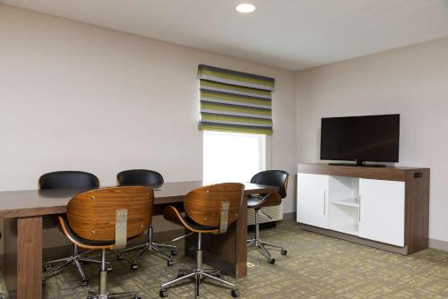 Hampton Inn & Suites East Lansing - image 11