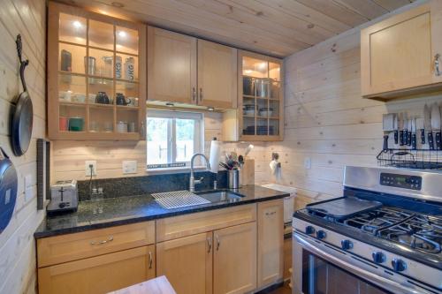 Secluded Jefferson Cabin with Deck and Mountain Views! in Bordenville, USA