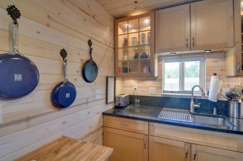 Secluded Jefferson Cabin with Deck and Mountain Views! in Bordenville, USA