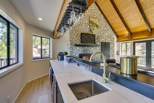 3 Decks, Game Room and Views Lake Arrowhead Home! in Lake Arrowhead, USA