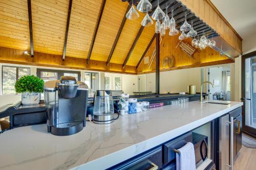 3 Decks, Game Room and Views Lake Arrowhead Home! in Lake Arrowhead, USA
