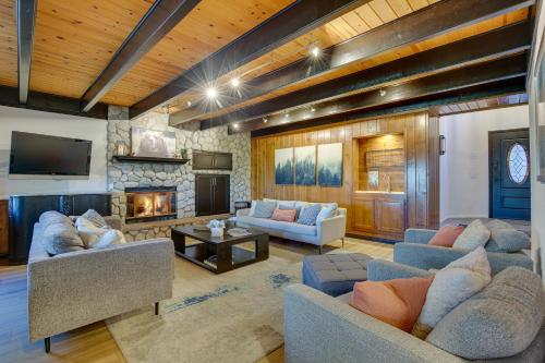 3 Decks, Game Room and Views Lake Arrowhead Home! in Lake Arrowhead, USA