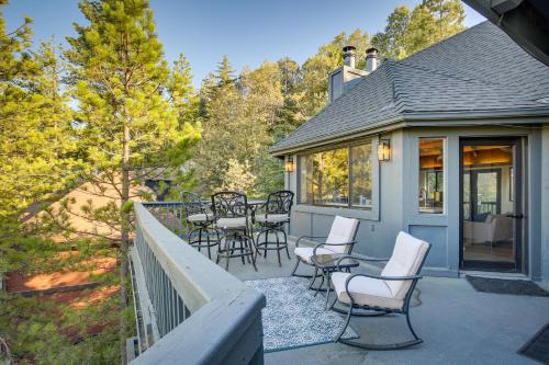 3 Decks, Game Room and Views Lake Arrowhead Home! in Lake Arrowhead, USA