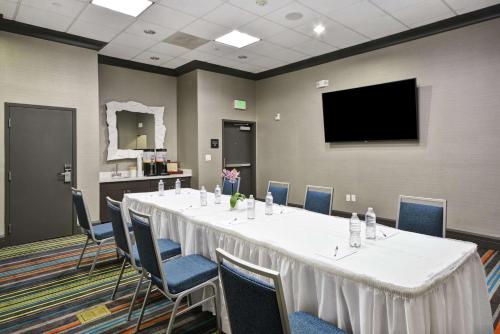 Hampton Inn & Suites Los Angeles Burbank Airport - image 9