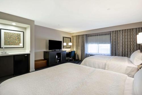 Hampton Inn & Suites Los Angeles Burbank Airport - image 11