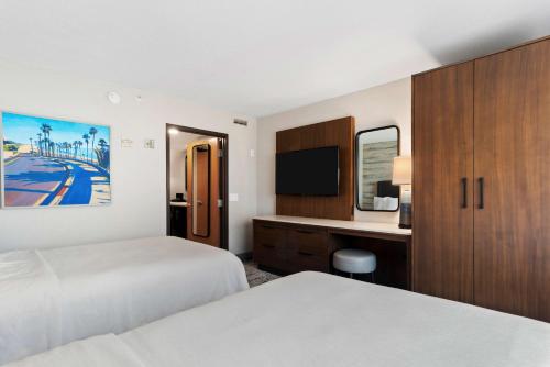 Embassy Suites Anaheim - South Room Type - Two-Bedroom Suite with Two Double Beds - Hearing Access Embassy Suites Anaheim - South Room Type - Two-Bedroom Suite with Two Double Beds - Hearing Access
