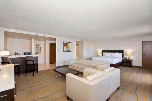 Doubletree by Hilton Whittier - image 12