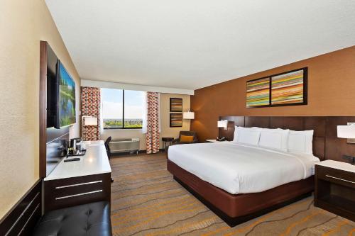 Doubletree by Hilton Whittier - image 3