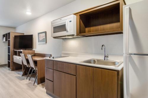 WoodSpring Suites Detroit Sterling Heights — Photo 2