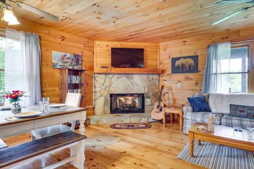 Blairsville Cabin with Fire Pit and Grill! in Mashburn Mill, USA