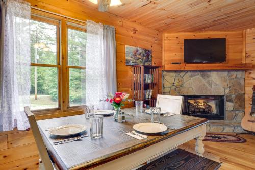 Blairsville Cabin with Fire Pit and Grill! in Mashburn Mill, USA