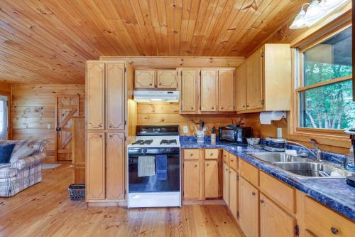 Blairsville Cabin with Fire Pit and Grill! in Mashburn Mill, USA