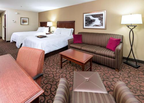 2 queen beds, 1 sofa bed
