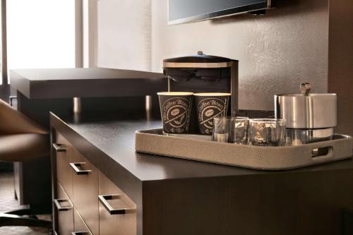 Doubletree by Hilton McLean Tysons Room Type - Deluxe King Room - Hearing Access
