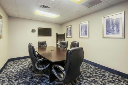 Hampton Inn & Suites Orlando-Apopka - image 11