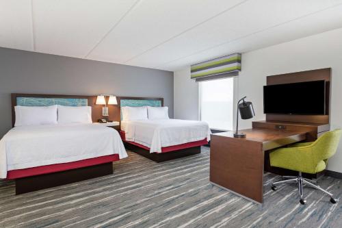 2 queen beds, 1 sofa bed