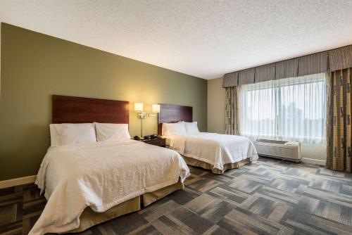 2 queen beds