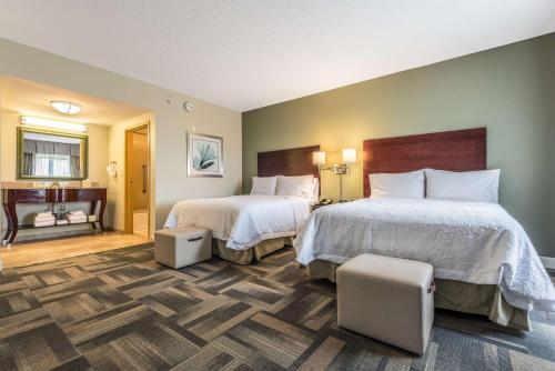 Queen Studio Suite with Two Queen Beds and Sofa Bed - Non-Smoking image 3