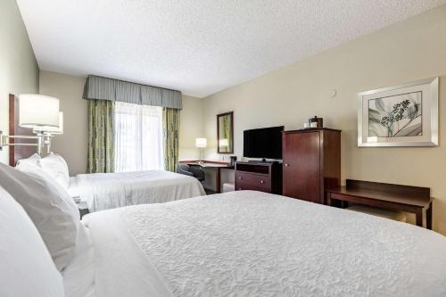 Room with Two Queen Beds - Non-Smoking image 2