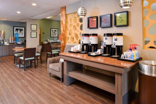 Hampton Inn Closest to Universal Orlando - image 7