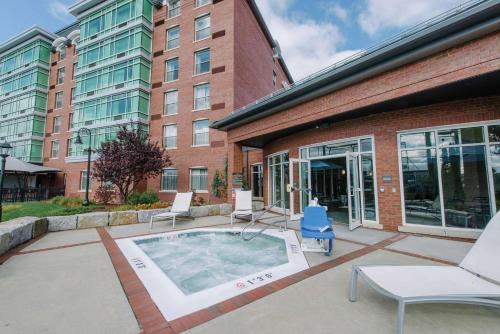 Hilton Garden Inn Manchester Downtown - image 2
