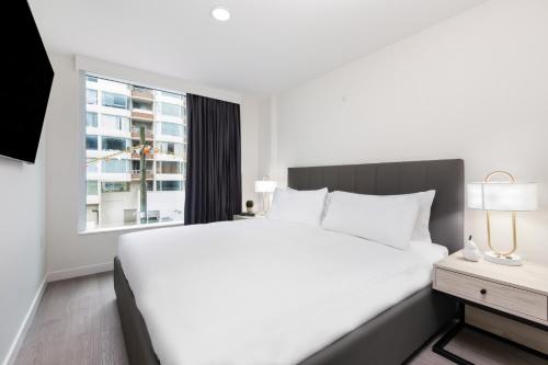 Deluxe One Bedroom Suite image 3