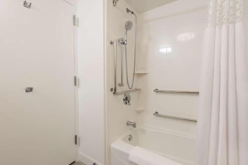 Double Room with Bath Tub - Mobility Access/Non-Smoking