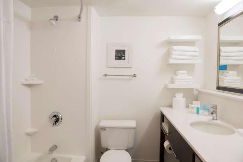 Hampton Inn Milwaukee Northwest - image 11