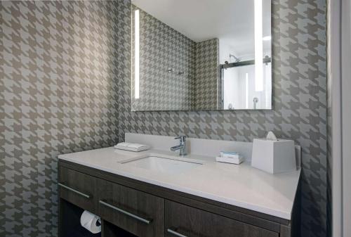 Home2 Suites By Hilton Milwaukee Downtown - image 3
