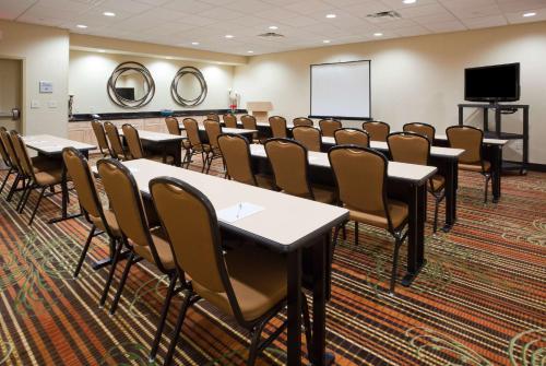 Hampton Inn & Suites Minot - image 11