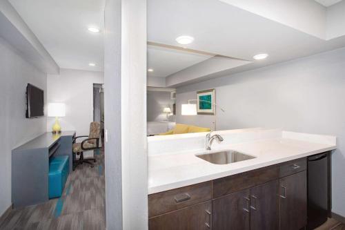 Hampton Inn Monterey - image 12