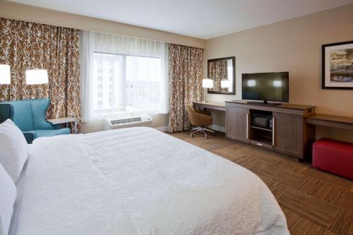 Hampton Inn by Hilton Minneapolis Bloomington West Room Type - King Room - Hearing Access/Non-Smoking