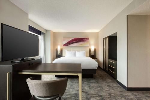 DoubleTree by Hilton St. Paul East Room Type - King Room - Hearing Access