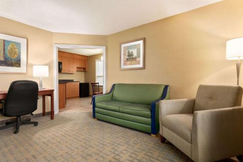 Travelodge by Wyndham Oshawa Whitby