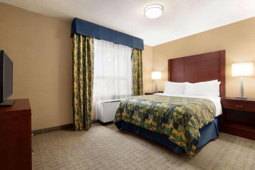 Travelodge by Wyndham Oshawa Whitby