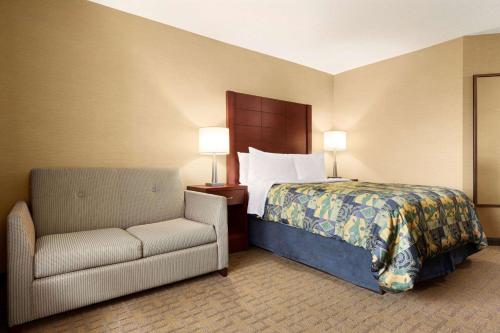 Travelodge by Wyndham Oshawa Whitby