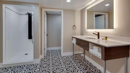 Best Western Plus Murray Hill Hotel & Suites - image 11